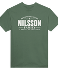 Olivgrön t-shirt med texten Nilsson – A Family of Originals
