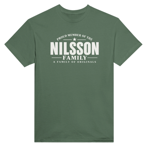 Olivgrön t-shirt med texten Nilsson – A Family of Originals