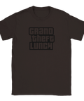 Grand Theft Lunch-texttryck i mörkgrått på en mörkbrun t-shirt med rund hals, gaming-stil.