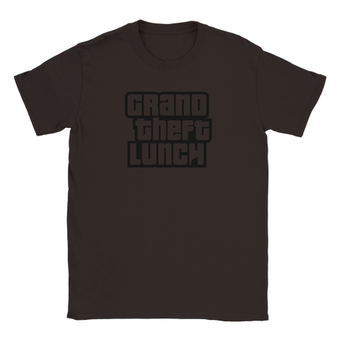 Grand Theft Lunch-texttryck i mörkgrått på en mörkbrun t-shirt med rund hals, gaming-stil.