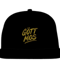 Svart snapback med gult broderi av texten Gött Mos i grafisk stil