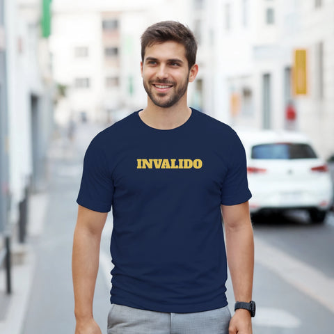 Svart t-shirt med texten "Invalido" i vitt, retro stil