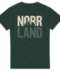 Vildmarksdesign med texten Norrland och gransiluett på mörkgrön t-shirt
