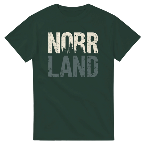 Vildmarksdesign med texten Norrland och gransiluett på mörkgrön t-shirt