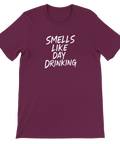 Smells Like Day Drinking" vit text på vinröd t-shirt med rund hals.