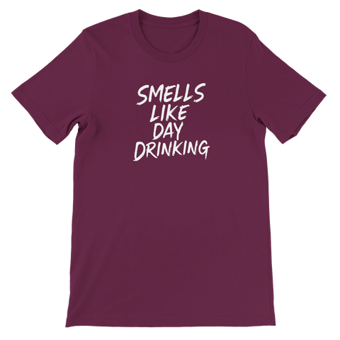 Smells Like Day Drinking" vit text på vinröd t-shirt med rund hals.