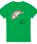 Liggande randig katt med text "Chilla är en sport och jag är en atlet" på grön t-shirt.