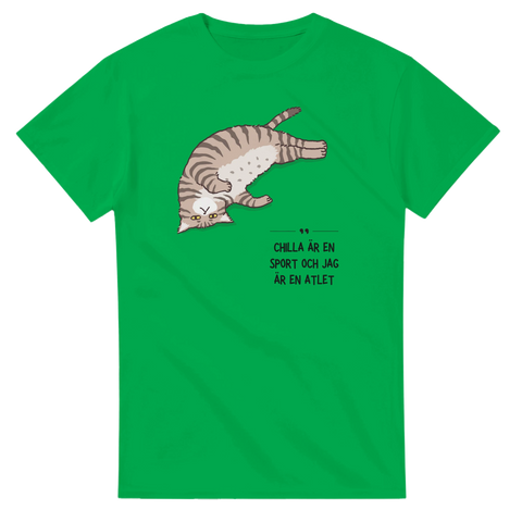Liggande randig katt med text "Chilla är en sport och jag är en atlet" på grön t-shirt.
