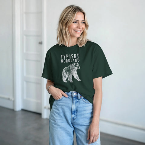 Typiskt Norrland t-shirt med detaljerad vit björntryck på mörkgrön bomullströja.