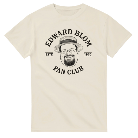 Edward Blom Fan Club-tryck med karikatyr av Blom i stråhatt, på cremevit T-shirt.
