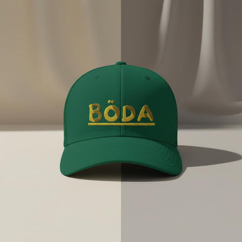 Texten "BÖDA" i gul 3D-stil med linje under på grön truckerkeps.