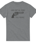 Handritat revolvermotiv med edgy text – minimalistisk t-shirt i vintage stil