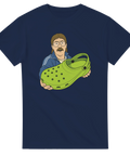 Illustration av man med mustasch som håller en limegrön foppatoffel – marinblå t-shirt