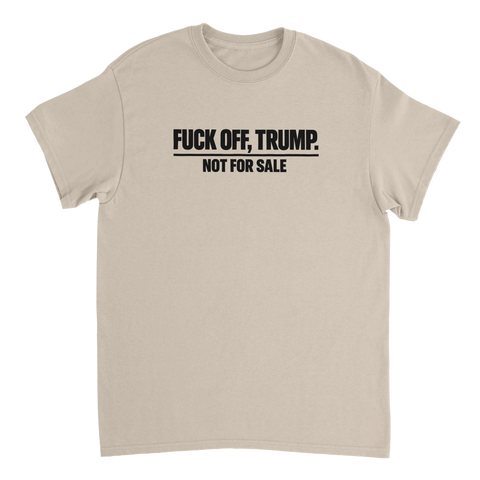 Svart text "FUCK OFF, TRUMP. NOT FOR SALE" på beige t-shirt.