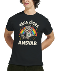 Man bär en svart t-shirt med trycket Våga vägra ansvar och tvättbjörnsmotiv