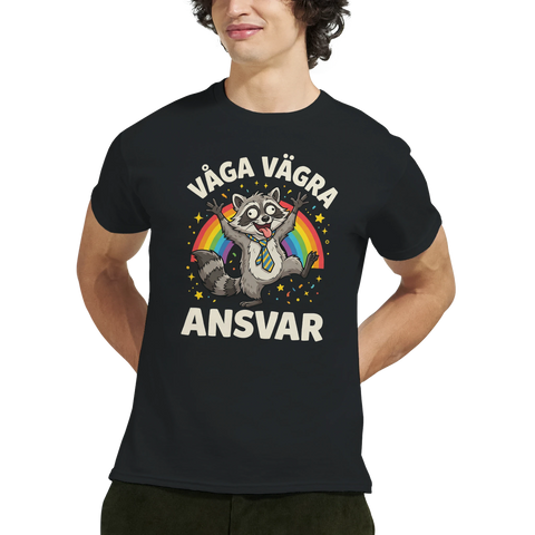 Man bär en svart t-shirt med trycket Våga vägra ansvar och tvättbjörnsmotiv