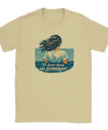 Klassisk nostalgitripp med motiv av hav och frihet på beige t-shirt