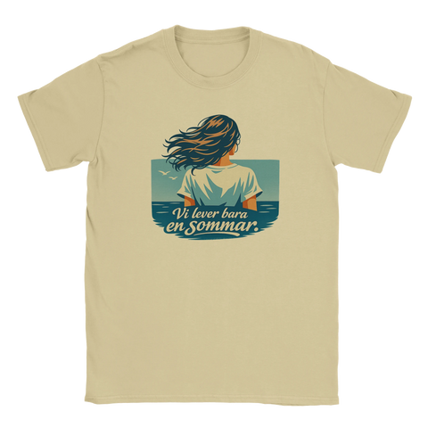 Klassisk nostalgitripp med motiv av hav och frihet på beige t-shirt