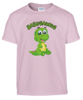 Tecknad grön dinosaurie med text "BABYSAURUS" på ljusrosa barntröja.