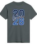 Blått "2026 Senior" texttryck med vit kontur på en grå t-shirt, college-stil.