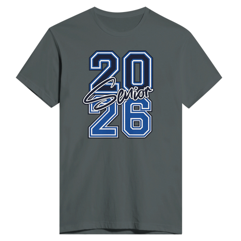 Blått "2026 Senior" texttryck med vit kontur på en grå t-shirt, college-stil.