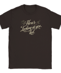 Brun t-shirt med nostalgisk Casablanca-text och illustrerad hatt