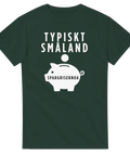 Mörkgrön t-shirt med småländskt motiv föreställande en spargris och text