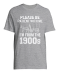 Humoristisk t-shirt med grafiskt motiv och text om 1900-talet i grå färg
