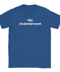 Vit text "Min studentpresent" i lekfullt typsnitt på kungsblå t-shirt med rund hals, studentpresent.