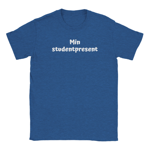 Vit text "Min studentpresent" i lekfullt typsnitt på kungsblå t-shirt med rund hals, studentpresent.