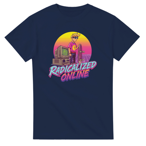 Synthwave-illustration med CRT-dator och skateboard på marinblå t-shirt