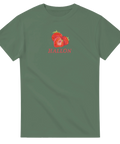 Tre akvarellmålade hallon med röd text "HALLON" på en olivgrön t-shirt.