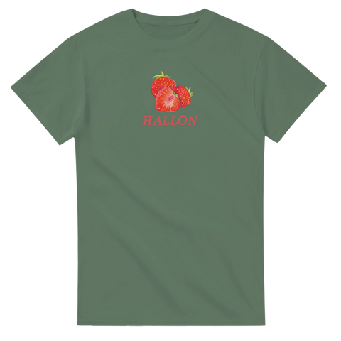 Tre akvarellmålade hallon med röd text "HALLON" på en olivgrön t-shirt.