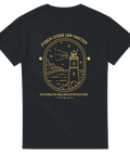 Minimalistisk guldillustration av en fyr vid havet – grafisk t-shirt