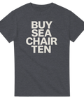 Mörkgrå t-shirt med texten BUY SEA CHAIR TEN i fyra rader.