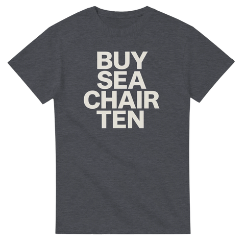 Mörkgrå t-shirt med texten BUY SEA CHAIR TEN i fyra rader.
