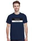 Manifesting 5G and Peace-tryck på mörkblå t-shirt buren av man.