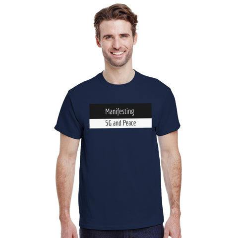 Manifesting 5G and Peace-tryck på mörkblå t-shirt buren av man.