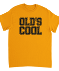 Old's Cool" texttryck i svart med retro, sliten stil på en senapsgul t-shirt.