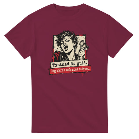 Vinröd t-shirt med kvinnoporträtt med skedar och texten ”Tystnad är guld. Jag skrek och stal silvret...”