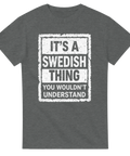 It's a Swedish Thing You Wouldn't Understand" text i distressed stil på grå t-shirt.