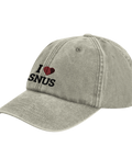 Man bär Shirty Dad Cap 'I Love Snus' under en fisketur