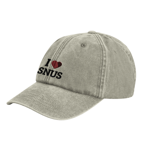 Man bär Shirty Dad Cap 'I Love Snus' under en fisketur