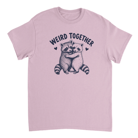 Gulligt motiv med två tvättbjörnar och hjärtan på ljusrosa t-shirt