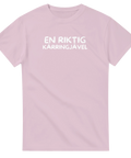 Minimalistiskt textbaserat tryck med budskapet En riktig kärringjävel