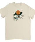 Beige t-shirt med Shirty-logga och en illustrerad apelsin på stänk-bakgrund