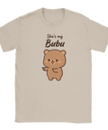 Minimalistisk björnillustration med kärleksfullt citat på en beige t-shirt