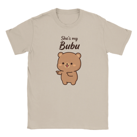 Minimalistisk björnillustration med kärleksfullt citat på en beige t-shirt