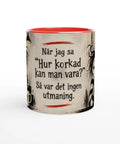Mugg med texten När jag sa hur korkad kan man vara och gotiska figurer.