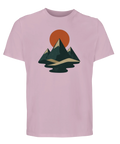Stiliserade berg och solnedgång på ljusrosa ekologisk T-shirt.